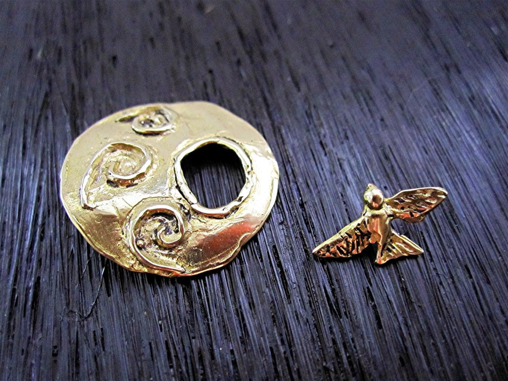 Gold Bronze Artisan Hummingbird Toggle Clasp